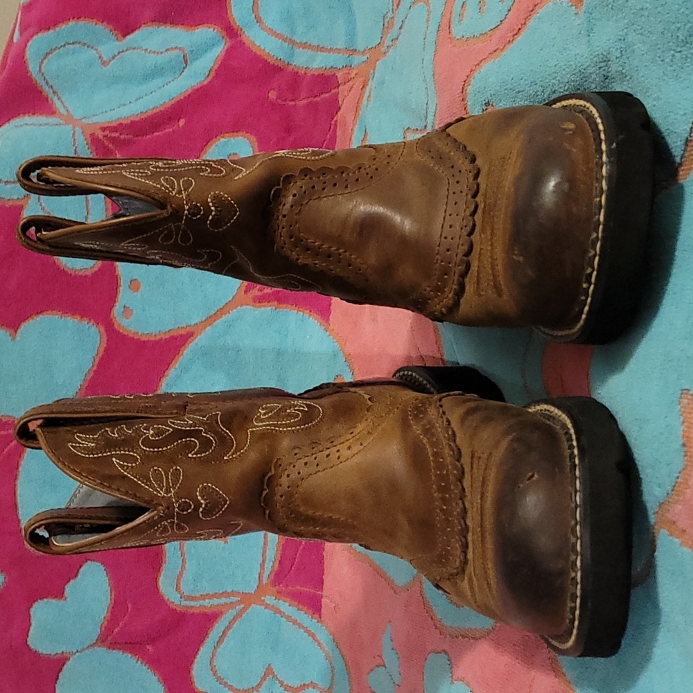 very nice pair of ariat boots